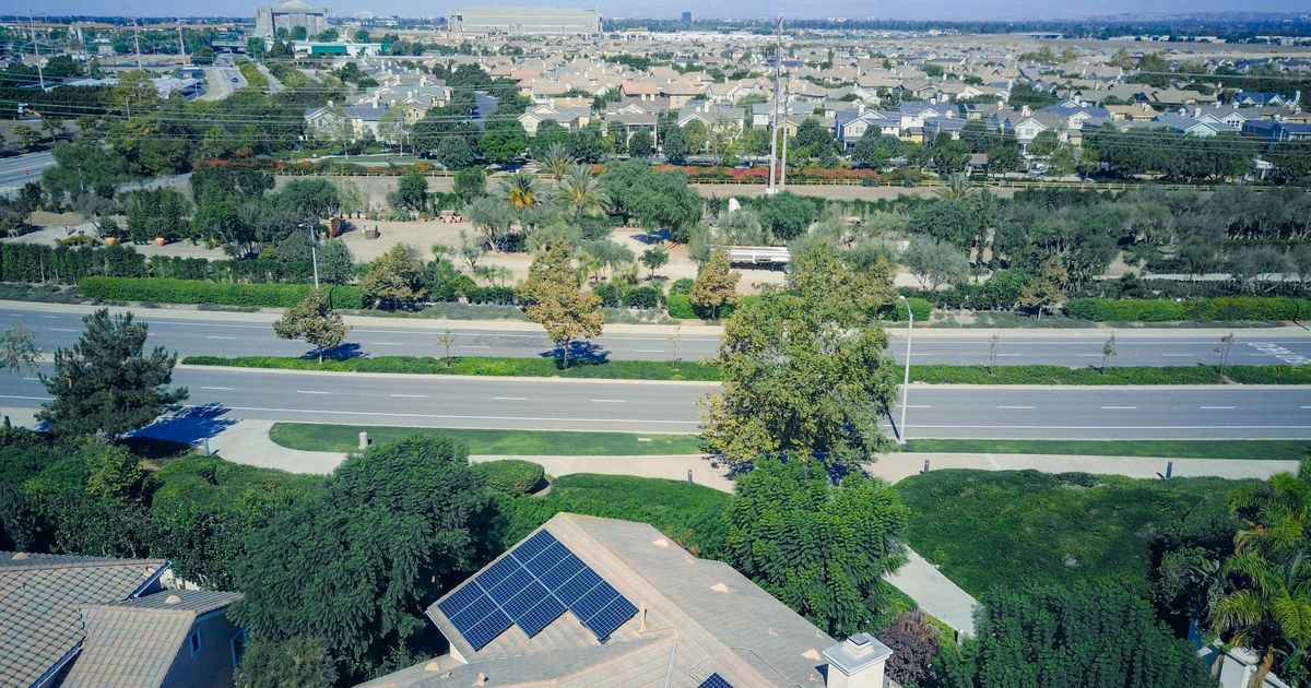 太陽光パネルを設置した住宅が並ぶ住宅街の空撮