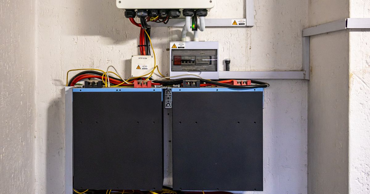 住宅に設置されたパワーコンディショナーと蓄電システム