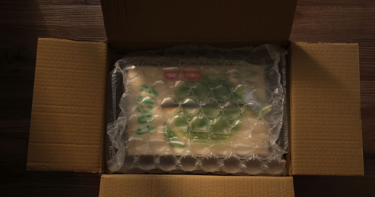 気泡緩衝材で包まれた内容物が入った開いた段ボール箱