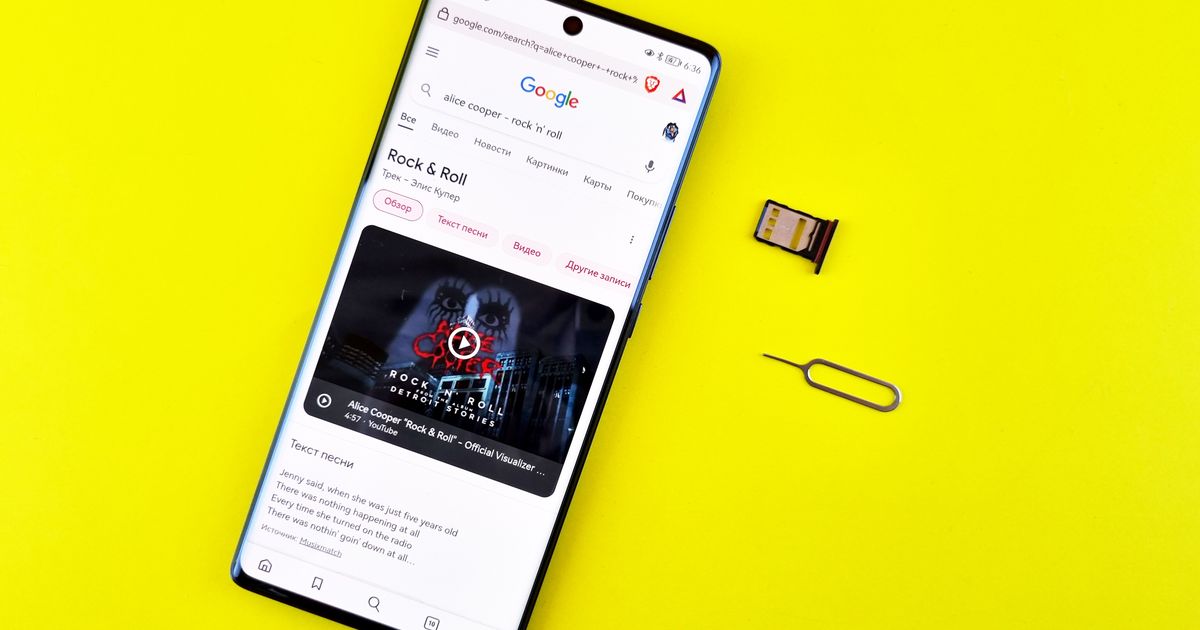 スマートフォンと取り出したSIMカード