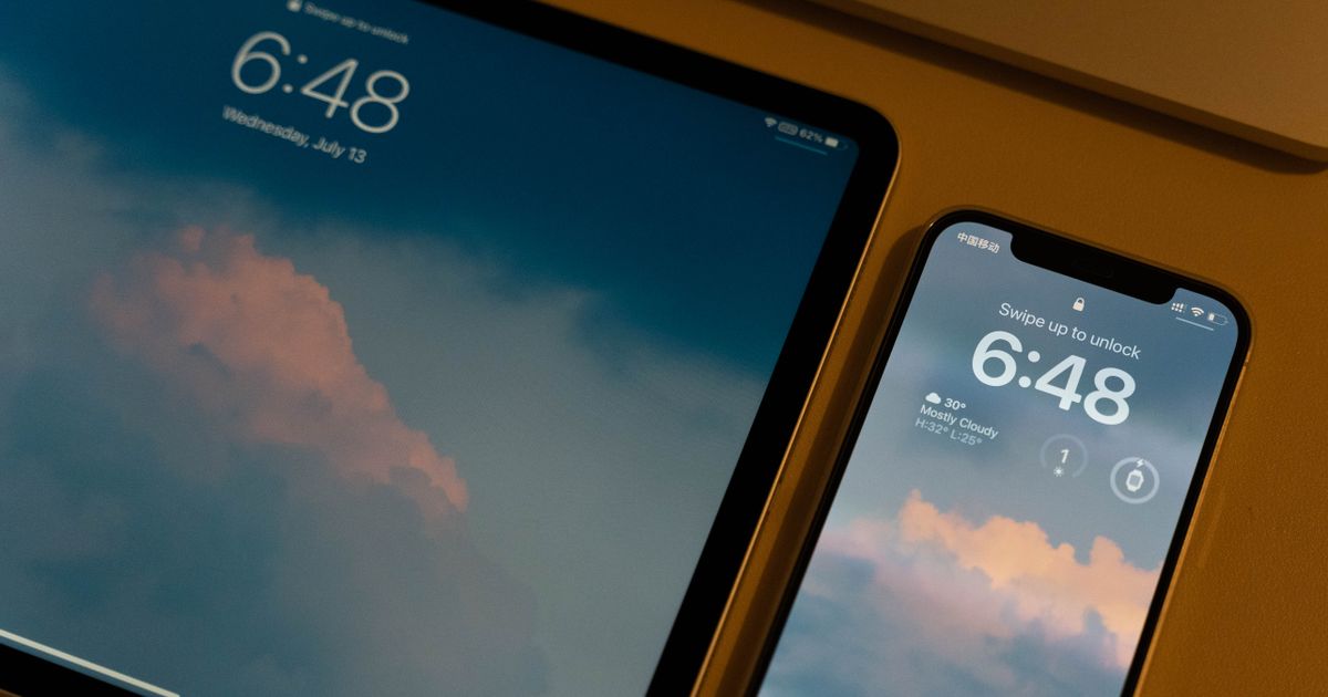 タブレットとスマートフォンを並べた机
