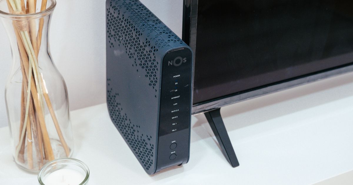 テレビの横に置いた通信機器