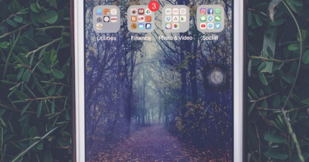 待ち受け画面を表示したスマートフォン