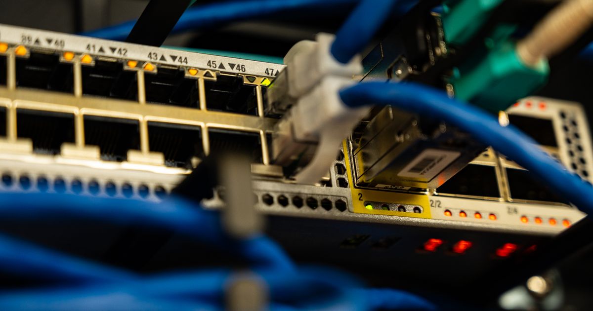 ケーブルを接続したネットワーク機器