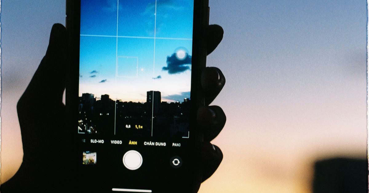スマートフォンで景色を撮影する場面