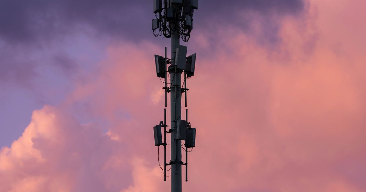 夕暮れの携帯電話基地局