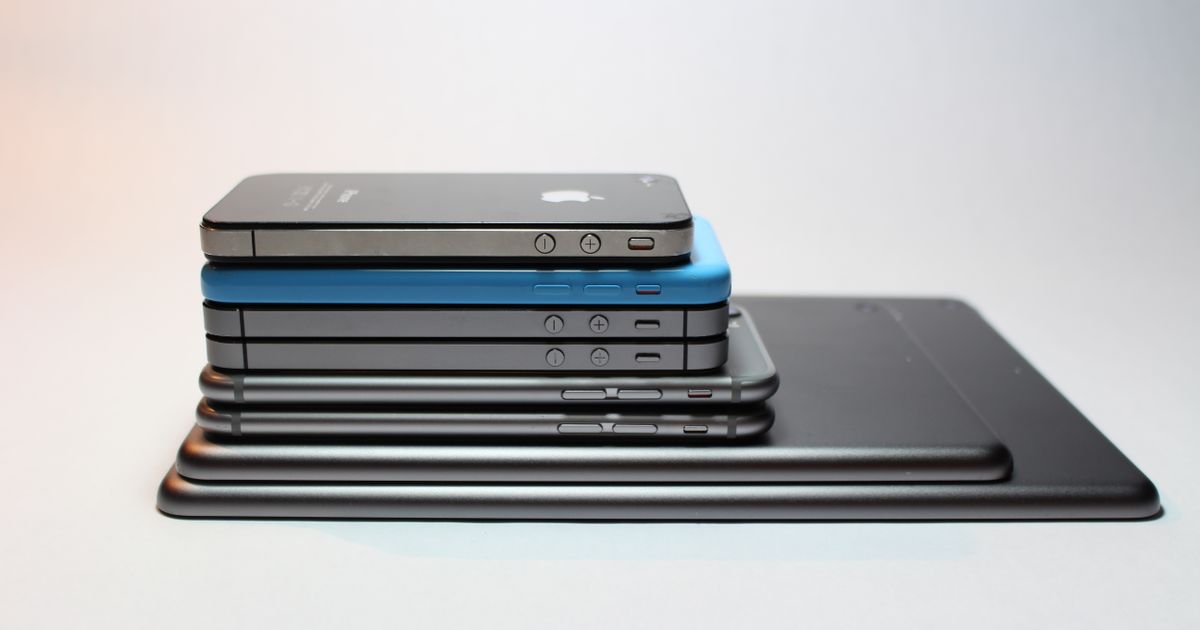 積み重ねたタブレットとスマートフォン