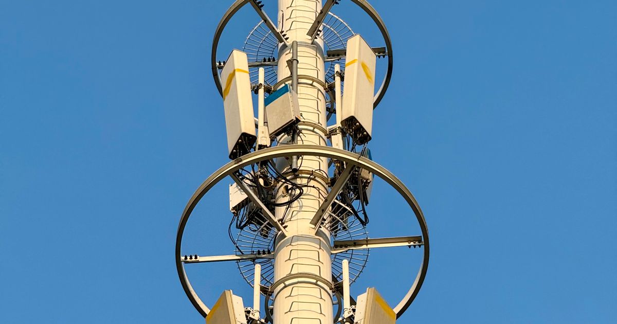 空を背景にした通信アンテナ