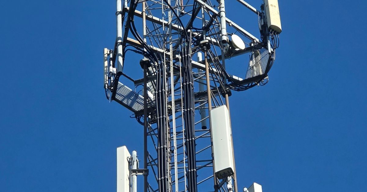 青空の下の携帯電話基地局