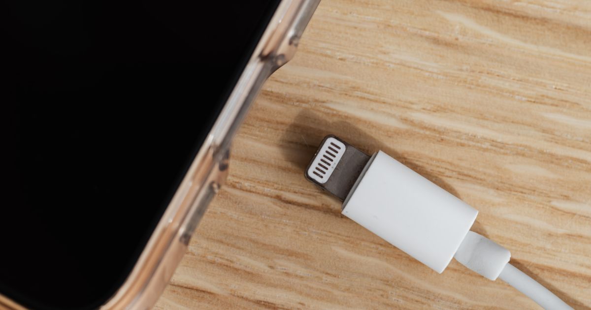 スマートフォンに挿した充電ケーブル