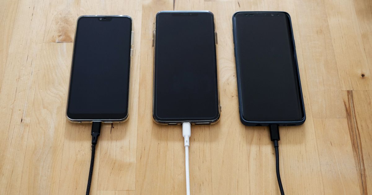 並べて充電する3台のスマートフォン