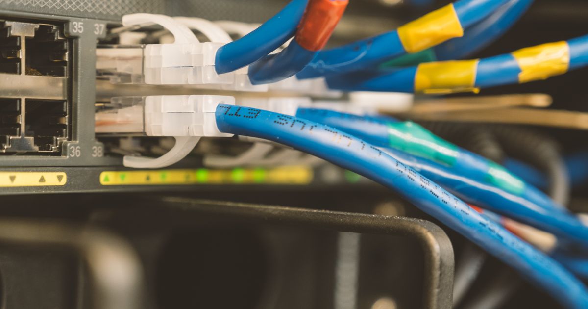 ネットワーク機器につないだケーブル