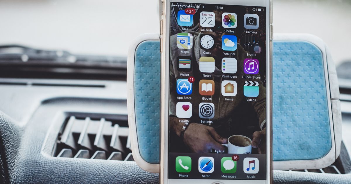 車内に固定したスマートフォン