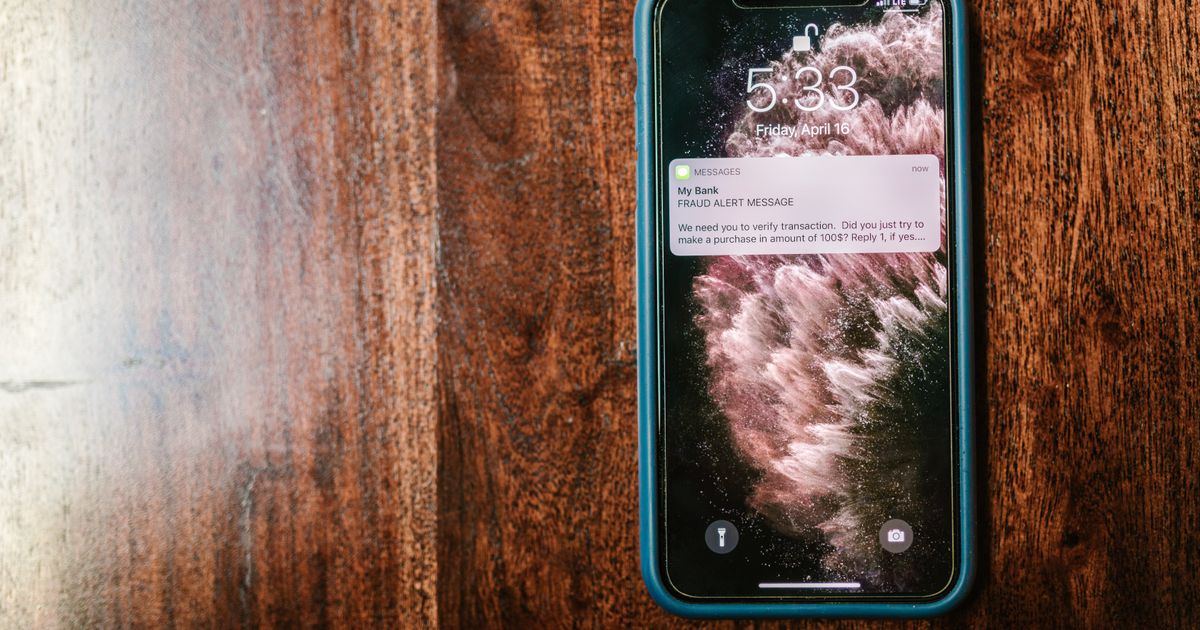 木目のテーブルに置いたスマートフォン
