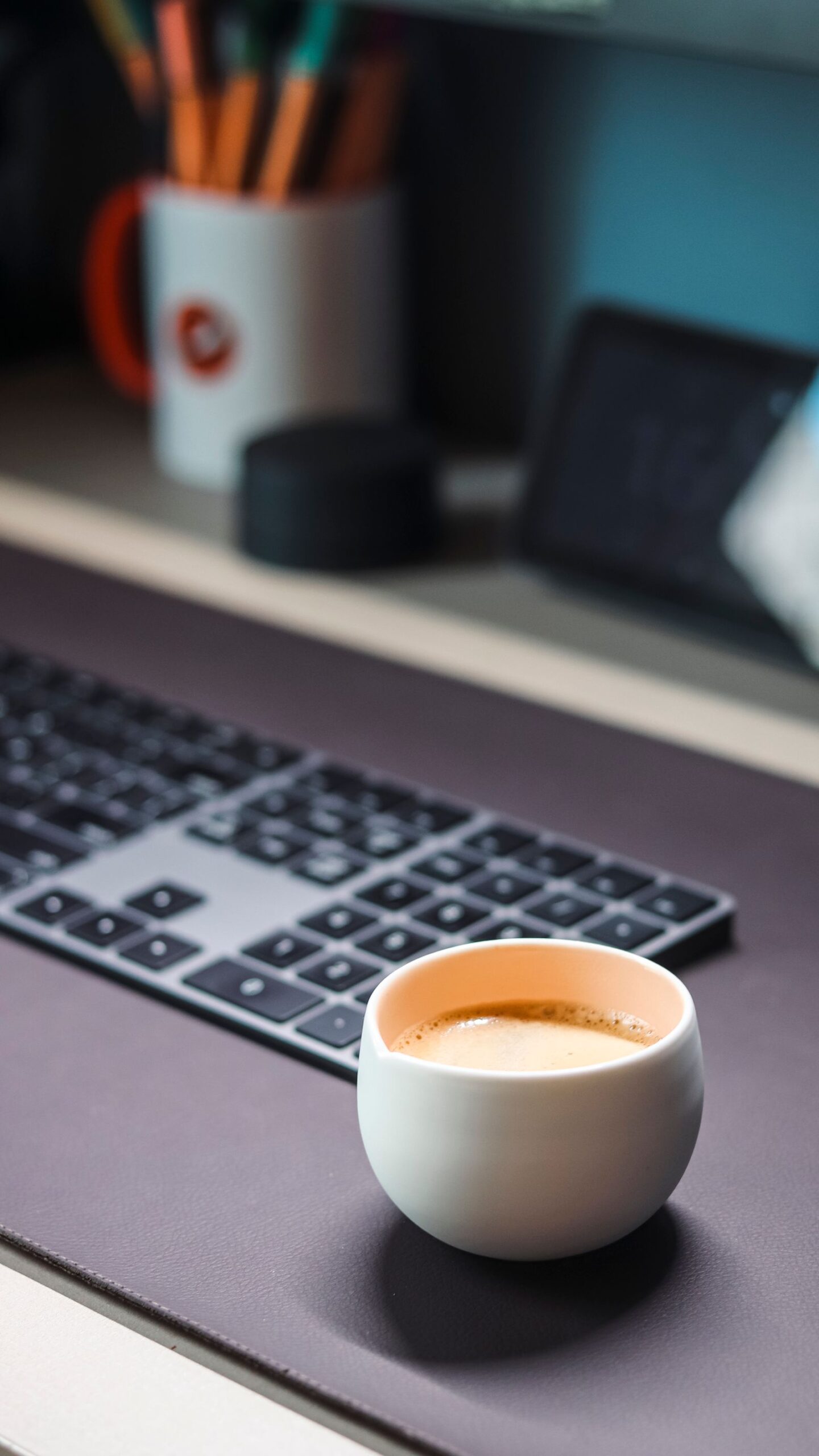 キーボードとコーヒーが置かれた作業スペース