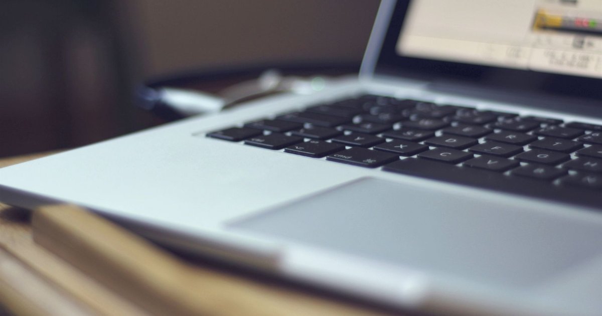 Webデザインの学習に使うツールやカラーパレットが並ぶデスク