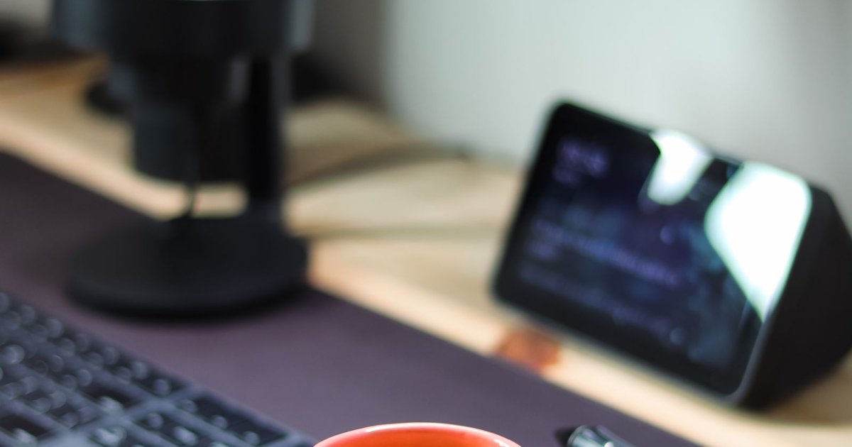 コーヒーとキーボードのあるデスクで学習計画を立てる様子