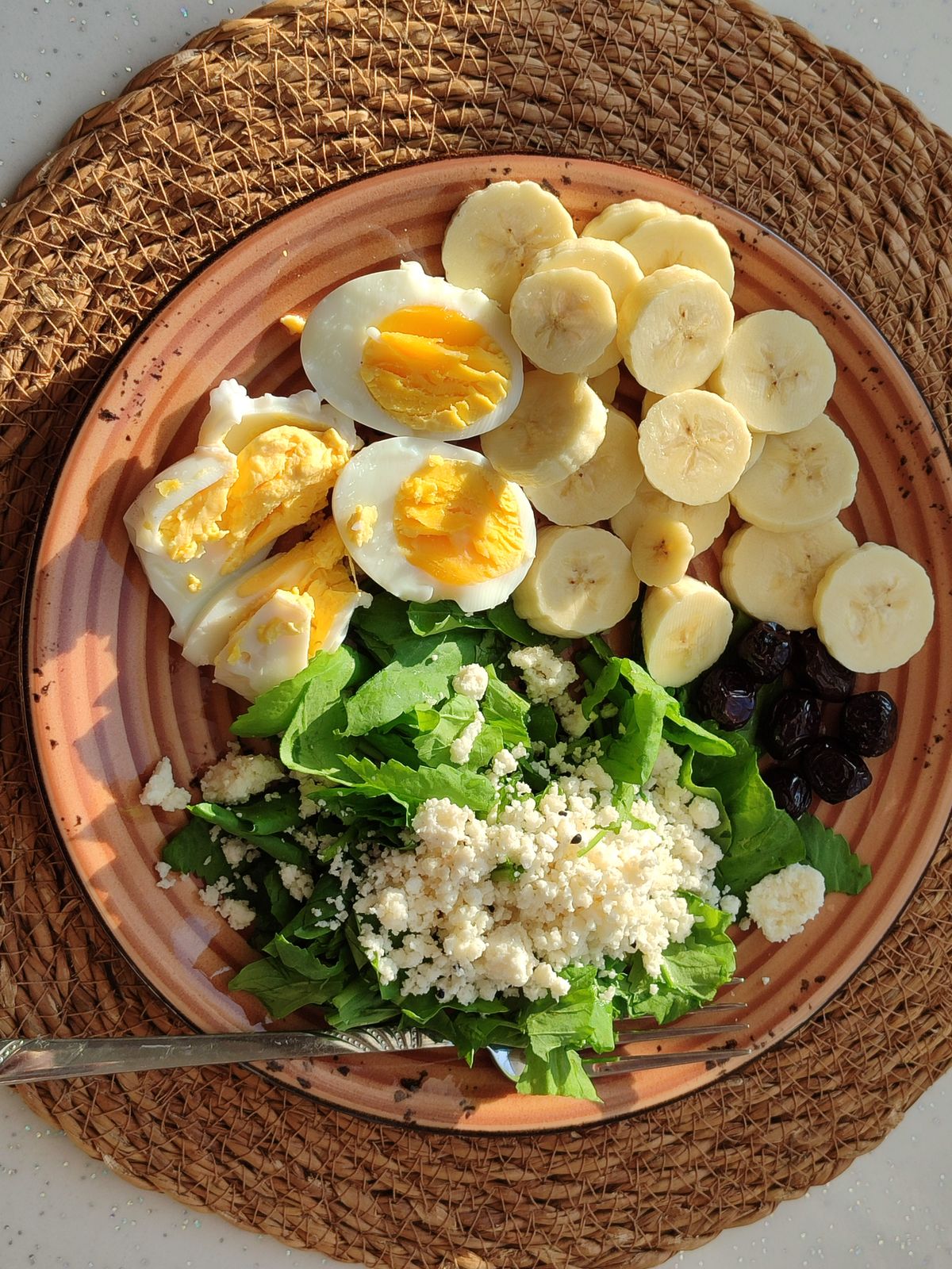ゆで卵や野菜を並べた食事。疲労回復に食事から整えるイメージ