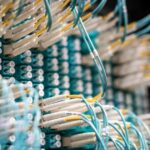 データセンターに敷設された青い光ファイバーケーブル