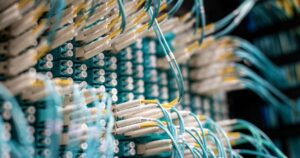 データセンターに敷設された青い光ファイバーケーブル