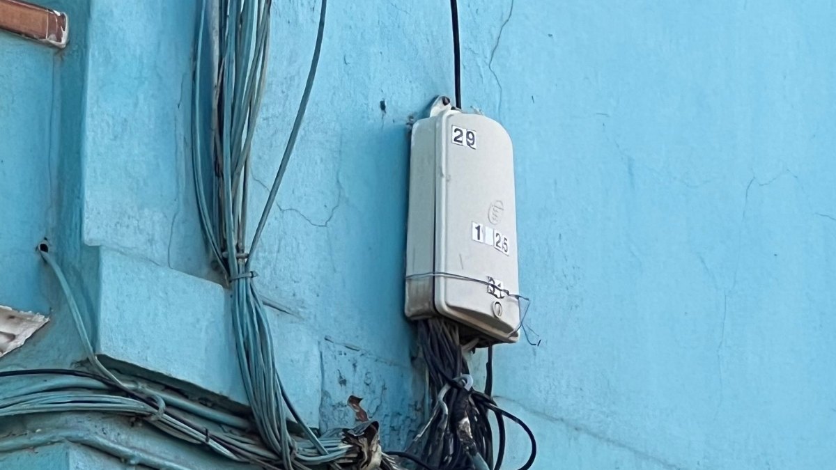 建物の外壁に取り付けられた電気配線と接続ボックス