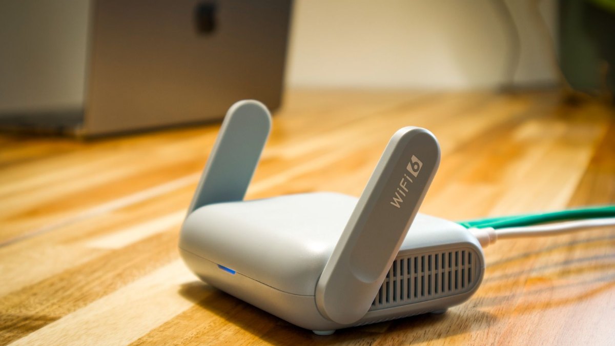 木製デスクに置かれたWi-Fi6対応の無線ルーター
