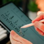 タブレットのチェックリストにペンで印をつける手元