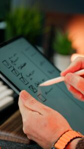 タブレットのチェックリストにペンで印をつける手元