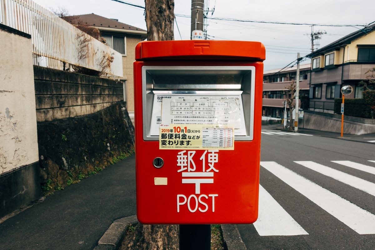 街角に立つ日本の赤い郵便ポスト