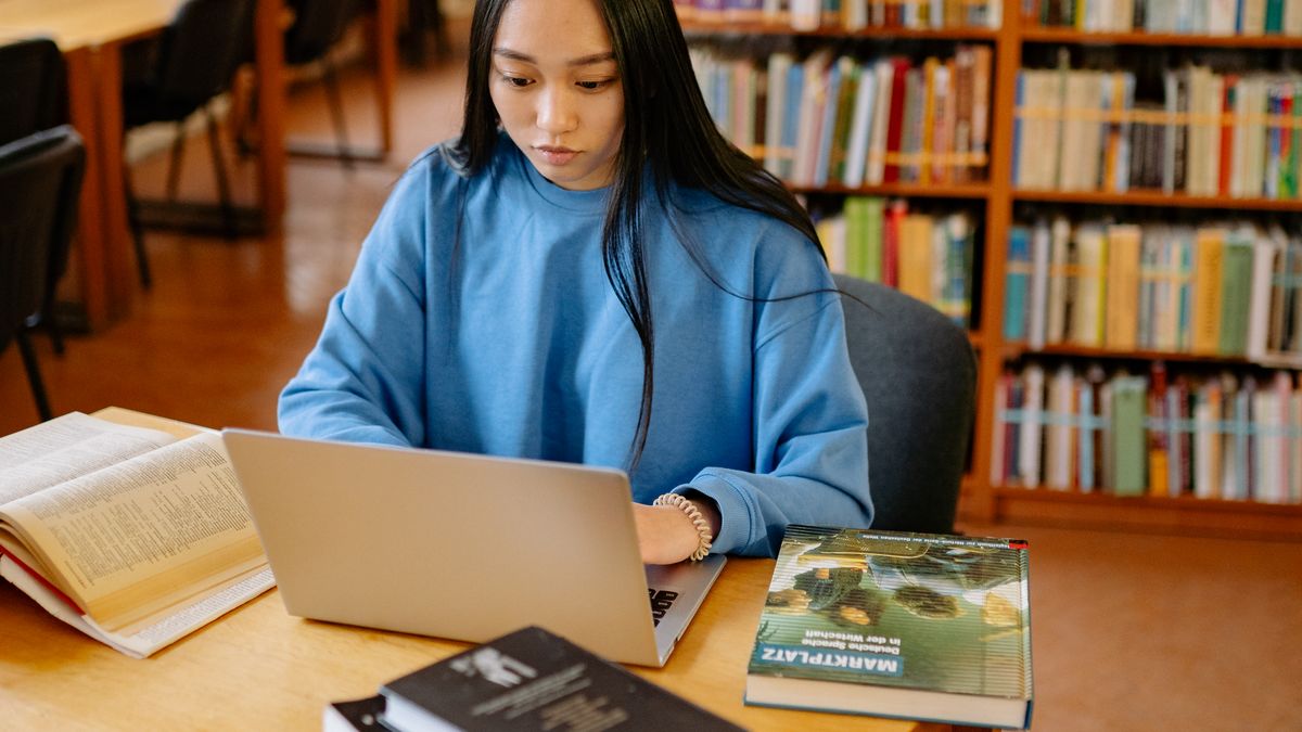 集中できる学習環境を整えたデスクのイメージ