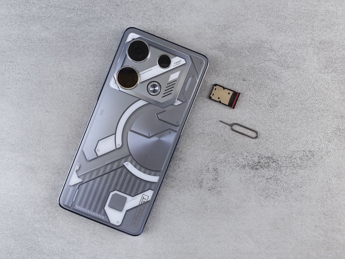 スマートフォンとSIMカード・取り出しツール。povo2.0のeSIM/SIM設定のイメージ