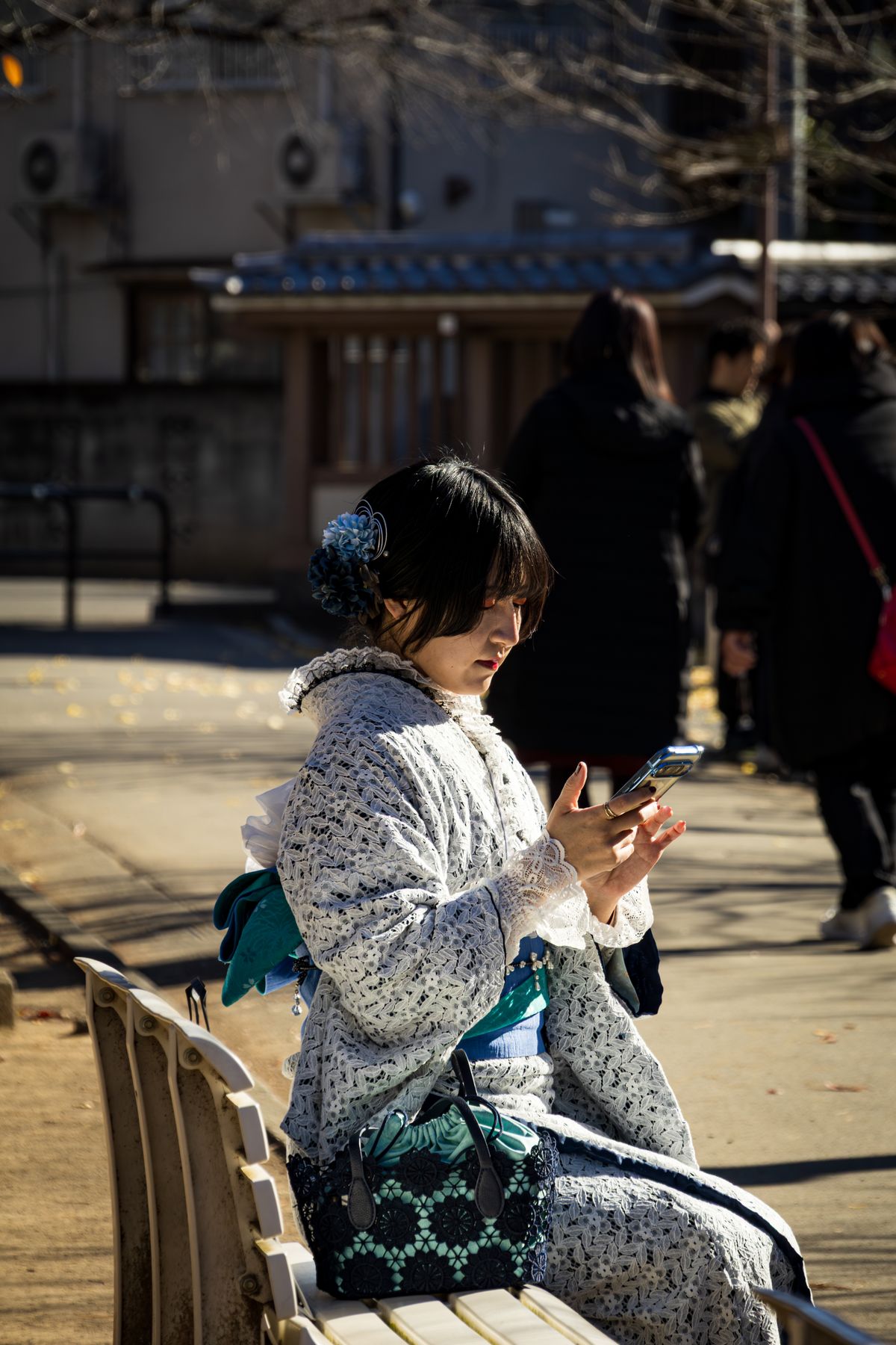 スマートフォンを操作する女性。povo2.0はアプリで申し込みやトッピング購入まで完結するイメージ