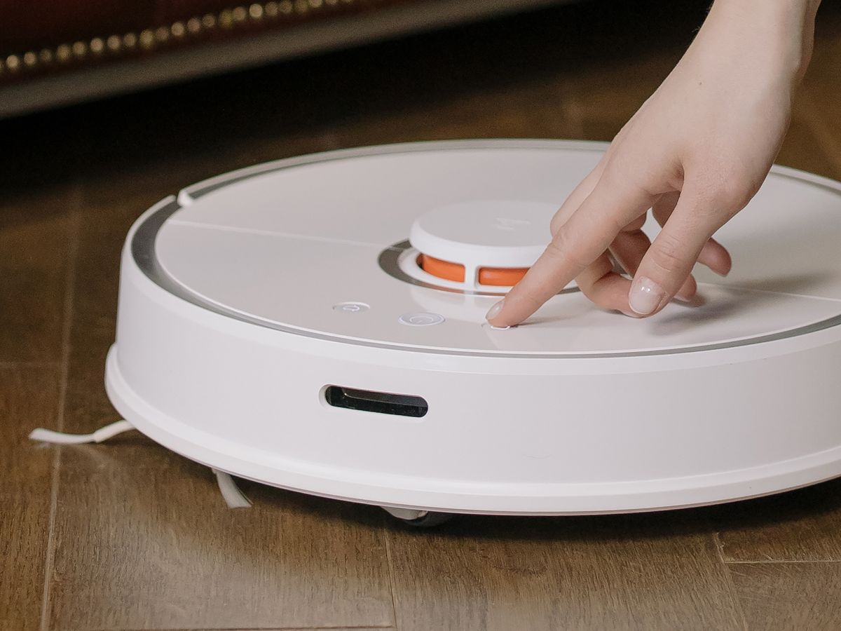 ロボット掃除機のボタンを押す手元。操作のしやすさのイメージ