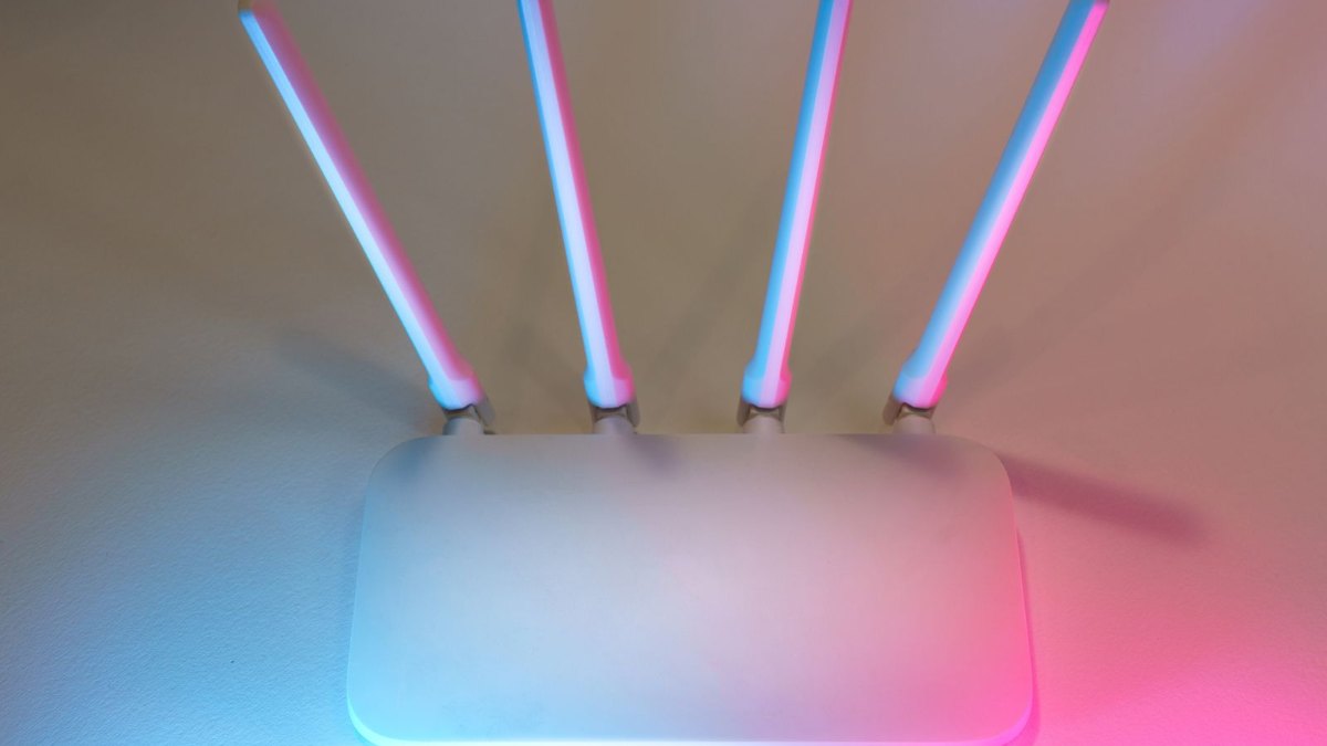 4本のアンテナを備えた白い無線ルーター