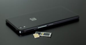 格安SIMとスマートフォン、SIMカードのイメージ