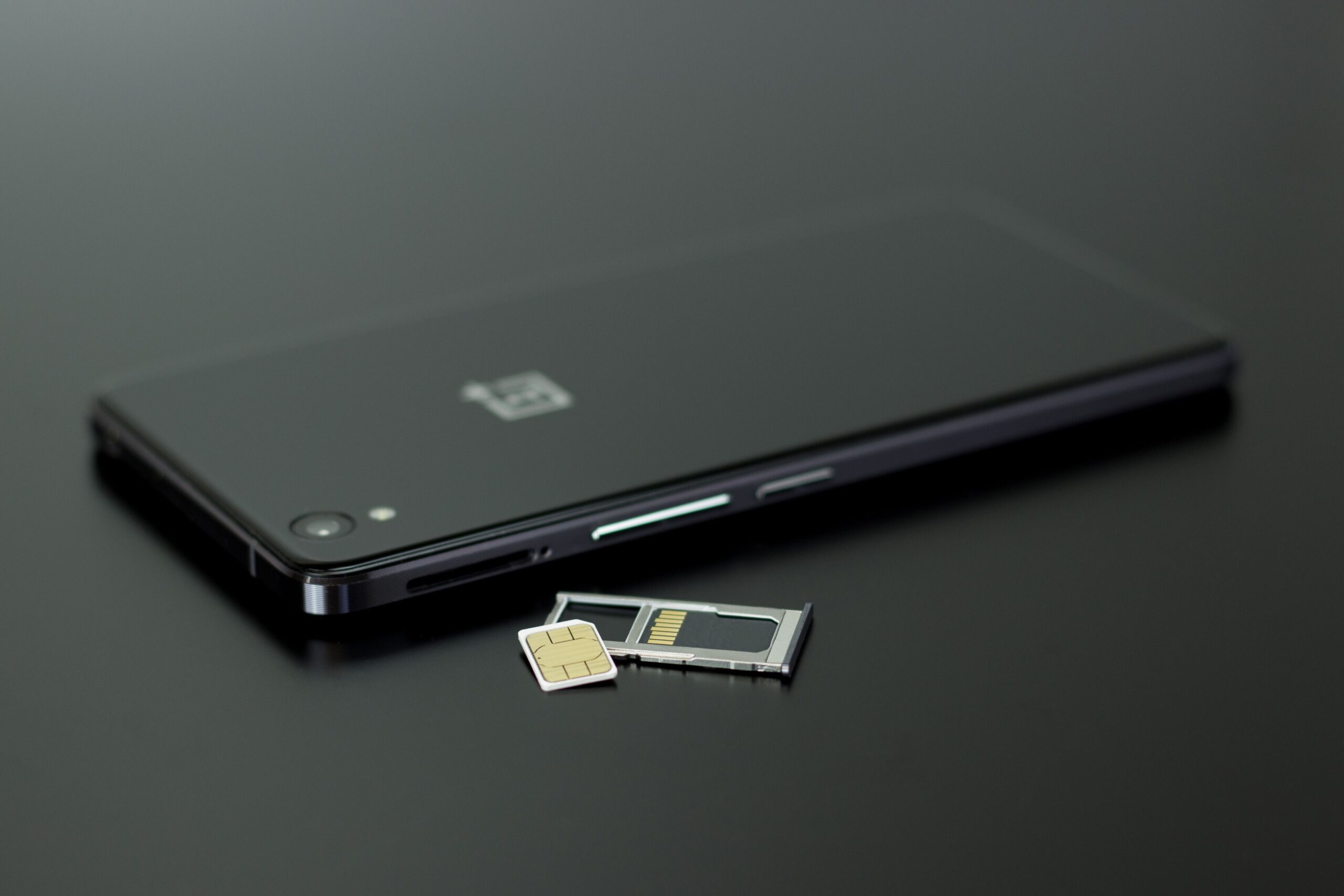 スマートフォンで格安SIMへの乗り換え手続きをしている様子