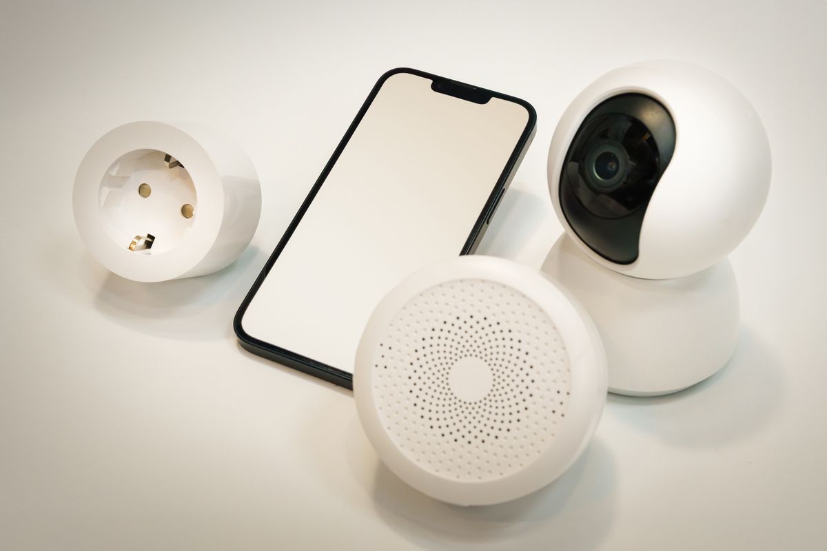 カメラやスピーカーなどのスマート家電。種類ごとの役割のイメージ