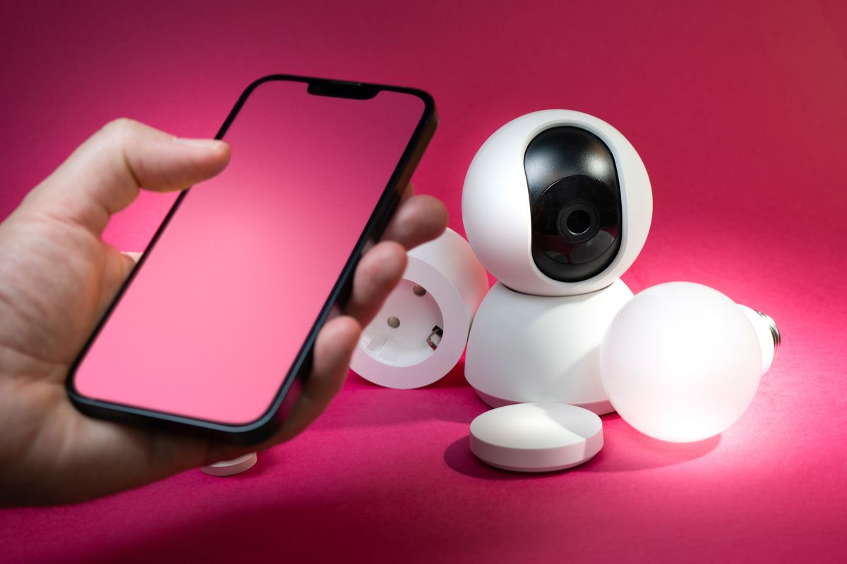 スマートフォンと見守り機器。外出先から確認するイメージ