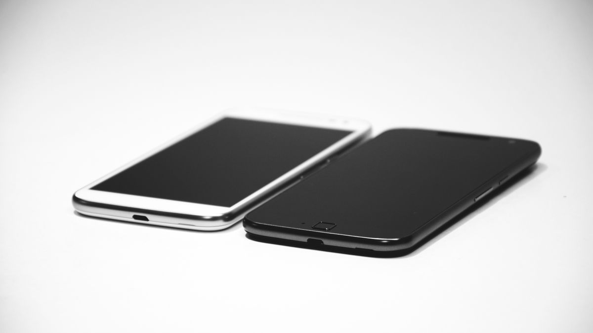 スマートフォンで料金プランを比較する様子