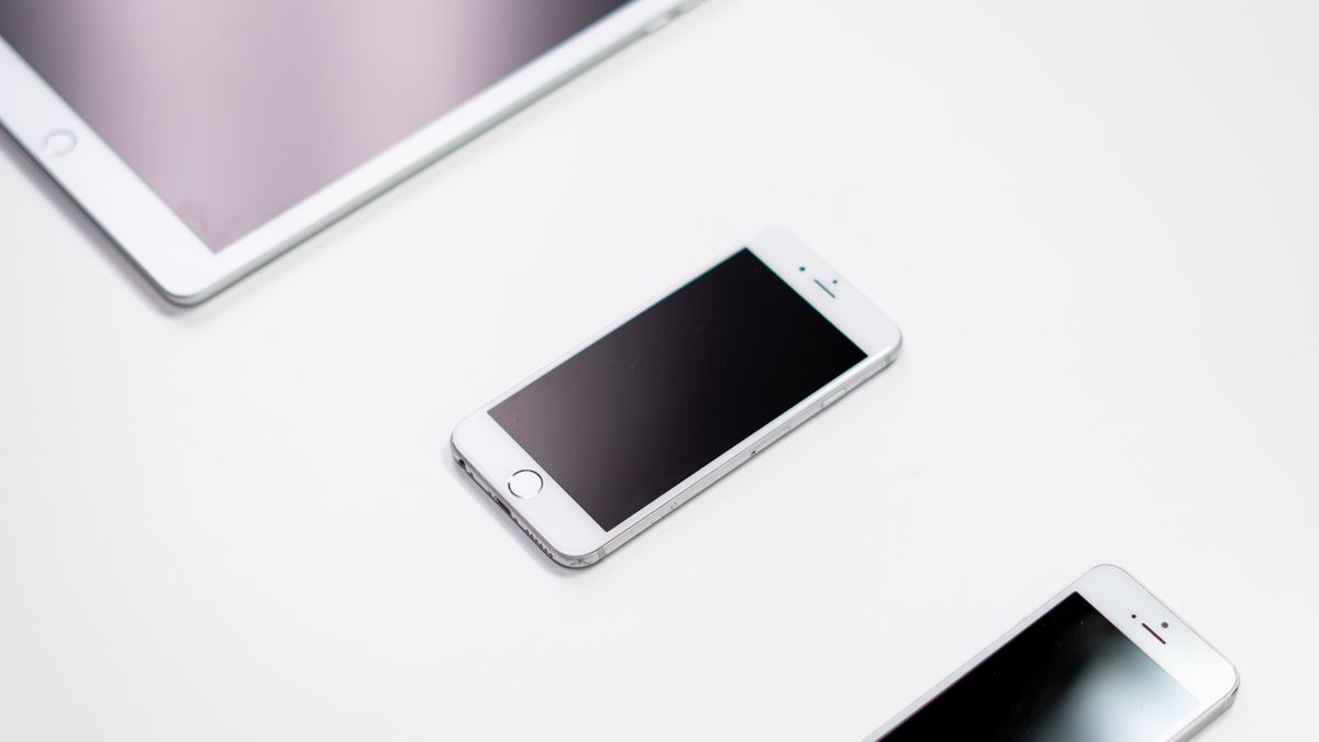 スマホを持つ人と通信のイメージ