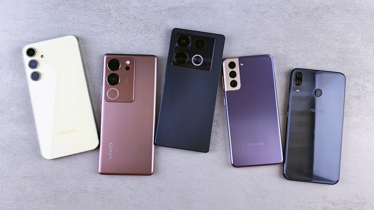 家族でスマホの料金プランを選ぶ様子