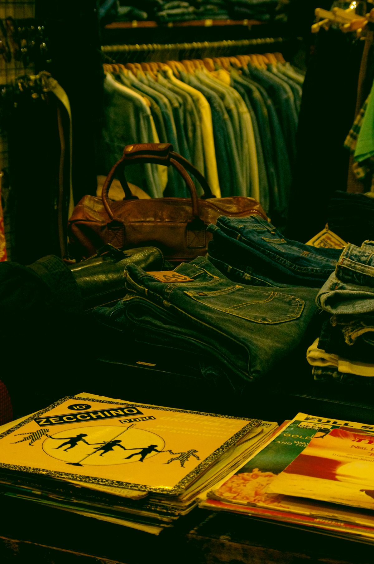 レコードや衣類が並ぶ店内。CD・DVDのまとめ売りのイメージ