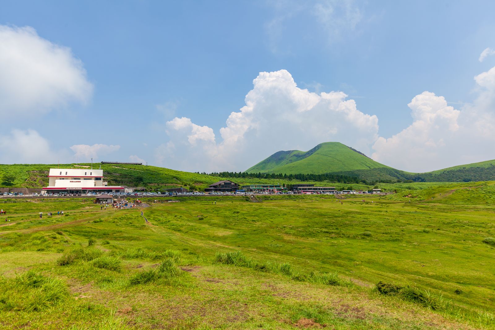 熊本・阿蘇の丘陵風景。ふるさと納税を通じた被災地支援のイメージ