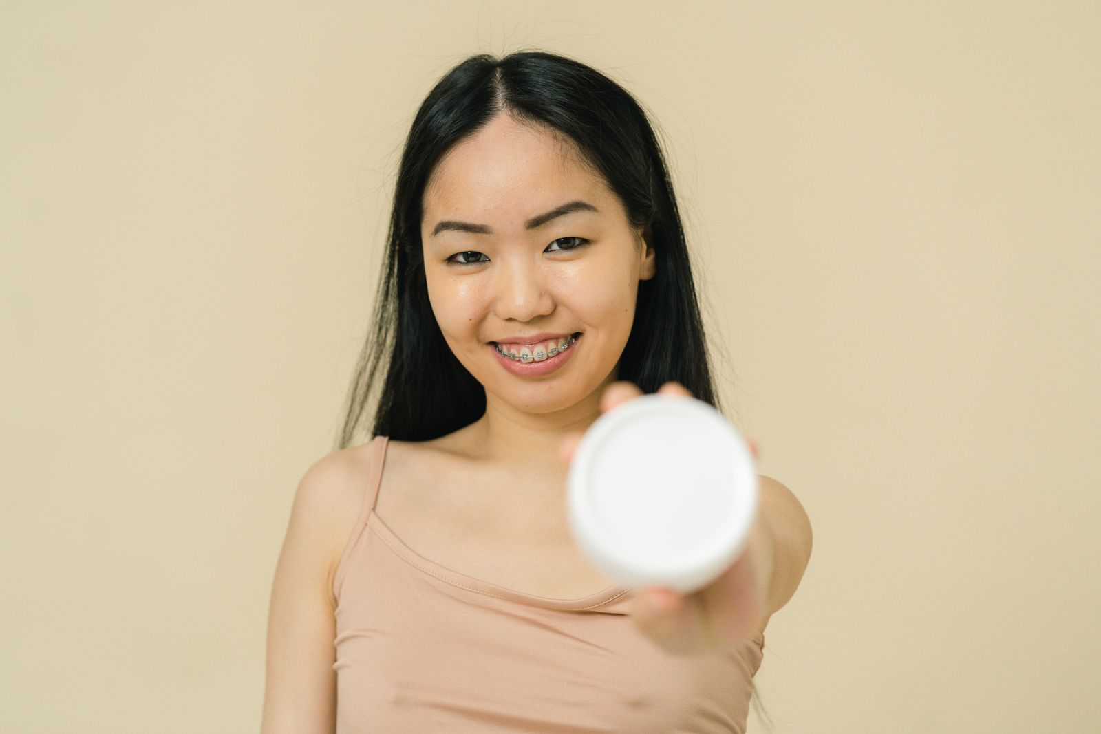 コットンで肌を整える女性